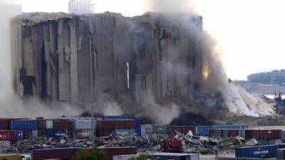 В Бейруте во 2-ю годовщину трагедии в порту рухнули силосные башни