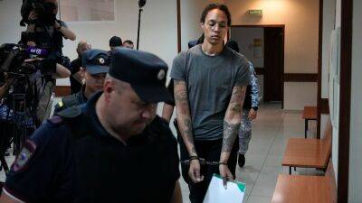 В россии американскую баскетболистку Грайнер приговорили к 9 годам колонии за контрабанду наркотиков