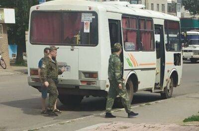 "Полювання триває": Окупанти посилили насильницьку мобілізацію на захоплених територіях Луганщини