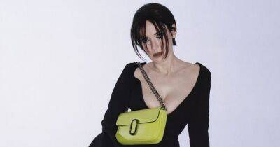Вайнона Райдер поливает себя молоком в рекламе сумки Марка Джейкобса