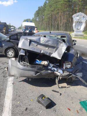 На М10 в Тверской области три легковушки столкнулись из-за неаккуратного маневра Lada Granta на полосе разворота