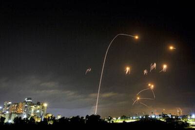 Ракетные обстрелы из Газы продолжались субботней ночью, ВВС бомбят в Газе