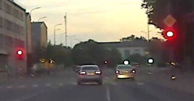 ВИДЕО: Две машины проскочили перекресток на красный и тут же были остановлены полицией