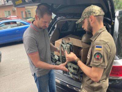 Силантьев передал очередную партию бронежилетов от группы "Метинвест" военным медикам
