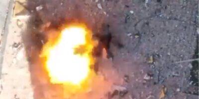 Украинские десантники сбросили фугас на скопление российских солдат — видео