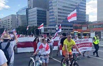 Тысячи белорусов вышли на «Марш годнасці» в Варшаве