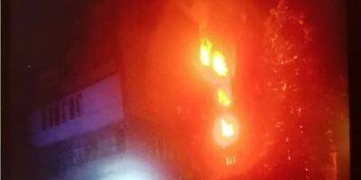 В Бахмуте россияне обстреляли жилой дом, начался пожар