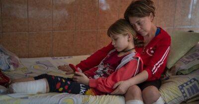 После удара по вокзалу в Краматорске 11-летняя Яна потеряла обе ноги, а ее мама — одну. Сейчас украинки заново учатся ходить — в США им поставили протезы