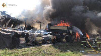Вибухи поблизу Умані: на місці падіння уламків ракети спалахнула пожежа, є поранені