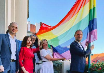 По Праге развесили радужные флаги в поддержку фестиваля Prague Pride