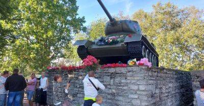 Памятник советскому танку в Нарве все-таки демонтируют — на первое время Т-34 перенесут в "закрытое" место