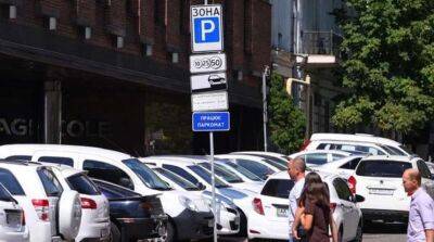 Влада Києва змінила принцип паркування авто на муніципальних майданчиках