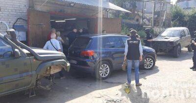 Продавали авто, завезенные для ВСУ: полиция раскрыла банду, маскировавшуюся под благотворительную организацию (ФОТО)