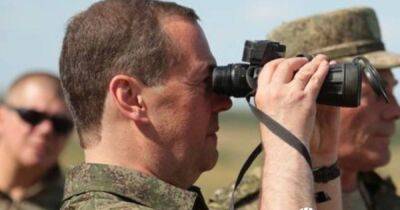 Был пьян? Медведев приехал к российским военным и таращился в закрытый бинокль (ФОТО)