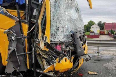 "На полном ходу врезался": автобус с украинцами разбился на трассе, первые фото