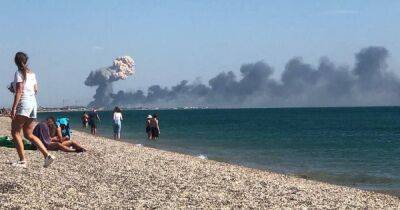 "Горящие туры в Крым": взрывы на аэродроме в Новофедоровке породили множество мемов
