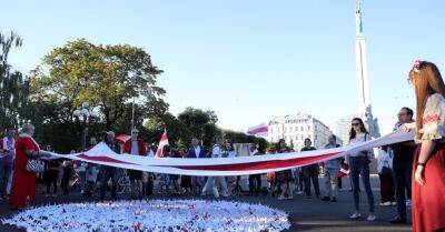 ФОТО. В Риге прошло шествие белорусской диаспоры в честь годовщины массовых протестов