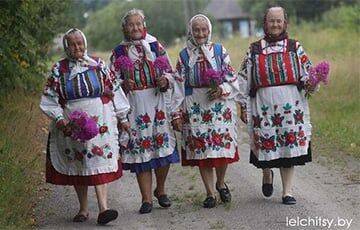 В Лельчицком районе бабушки в национальных платьях провели старинный обряд - charter97.org - Белоруссия - район Лельчицкий