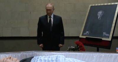 Путин приложился к гробу Горбачева, но присутствовать на похоронах не сможет, – Песков (видео)
