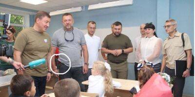 «Вдруг кто-то из первоклашек окажется из Азова». В Мариуполе российский депутат пришел в школу с пистолетом
