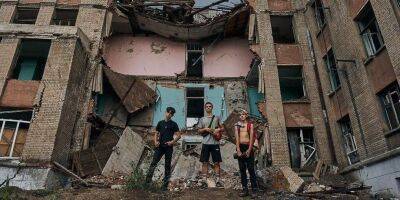 «Настоящий план «денацификации». Украинские фотографы опубликовали серию фото с учениками разрушенной школы в Константиновке