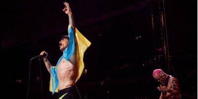 Love Ukraine. Red Hot Chili Peppers подняли на концерте в Майами украинский флаг