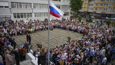 В российских школах будут еженедельно поднимать флаг