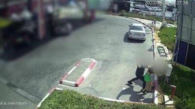 Видео: покупательница попросила подогреть кофе - продавец чуть не убил ее бутылкой в Ришон ле-Ционе