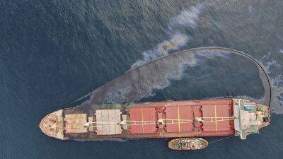 У Гибралтара откачивают топливо из севшего на мель судна