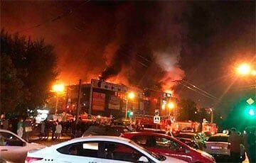 В России вспыхнул масштабный пожар в торговом центре: посетители взялись грабить магазины