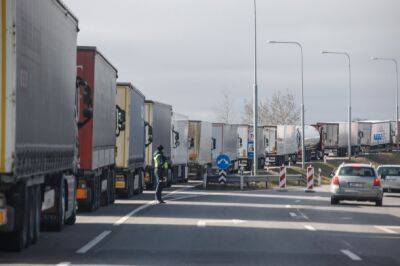 Очереди грузовиков на границе Литвы и Беларуси не становятся меньше