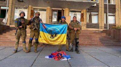Опубликованы фото украинских военных возле горсовета в Купянске Харьковской области