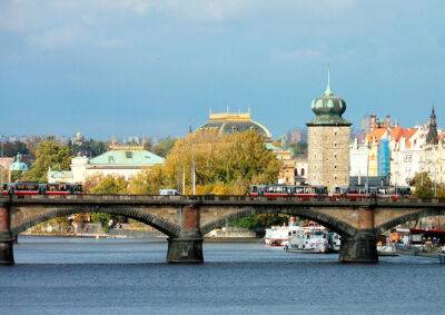 Мужчина упал в реку с моста Палацкого в Праге