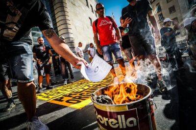 В знак протеста безработные итальянцы сожгли счета за энергию (ФОТО)