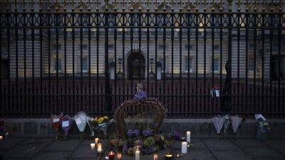 Елизавета II - Карл III (Iii) - Цветы у Букингемского дворца - ru.euronews.com - Англия - Лондон - Шотландия - Эдинбург