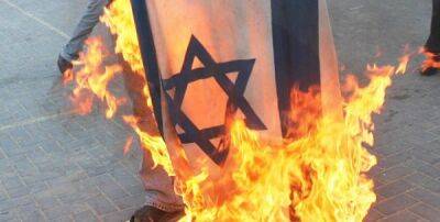 Демонстранты сжигают израильский флаг. Марокканцы решительно против нормализации отношений с Израиле