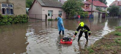 Через сильну зливу вулиці Ужгорода пішли під воду