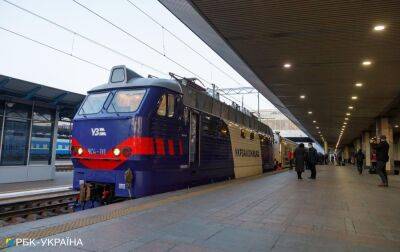 "Укрзализныця" предупредила о задержке поездов из-за обстрелов: список