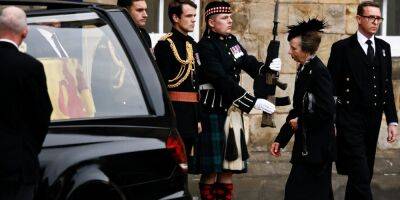 Графиня Уэссекская Софи утешила принцессу Анну после того, как гроб с телом королевы Елизаветы II прибыл в Эдинбург