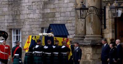 Гроб с телом королевы Елизаветы II увезли из Балмарола в Эдинбург (фото)