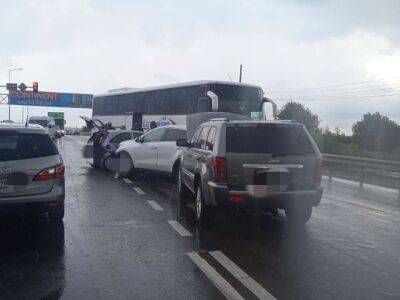 Под Львовом произошло ДТП с четырьмя автомобилями и автобусом, есть пострадавшая – полиция