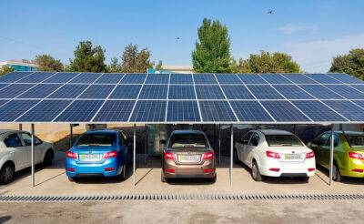 В Узбекистане разработали "солнечную стоянку" для зарядки электромобилей. Видео