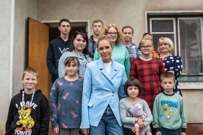 Катерина Осадча разом із фондом “Твоя Опора” оголосила збір на житло для родини з 10 дітьми-сиротами