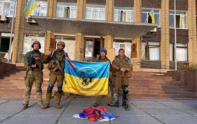 В освобожденном Купянске установили флаг Украины (видео)