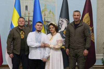 Залужный и Виталий Кличко зарегистрировали брак офицера ВСУ
