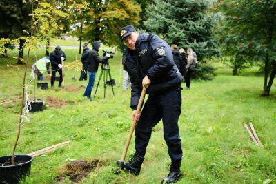 Следователи Гродненской области пополнили памятную аллею «Юбилейная» в Коложском парке новыми саженцами