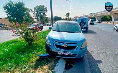 В Ташкенте водитель "Кобальта" потерял сознание и въехал в дерево. Он скончался, несмотря на оказанную помощь