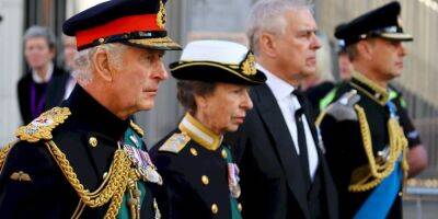 Елизавета II - Елизавета II - принц Чарльз - Джеффри Эпштейн - принц Эндрю - принцесса Анна - принц Эдвард - Траурное шествие в Эдинбурге. Король Чарльз III возглавил процессию, которая следует за гробом королевы Елизаветы - nv.ua - Украина - Англия