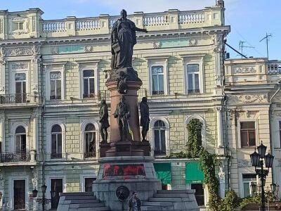 В Одессе памятник Екатерине II облили краской