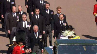 Несмотря на секс-скандал: принцу Эндрю разрешили одеть военную форму на похороны, а Гарри – нет